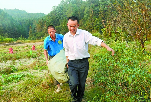 邢镭：山村群众的贴心人