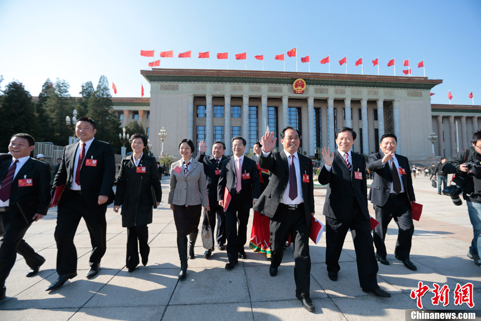 十八大闭幕 少数民族代表走