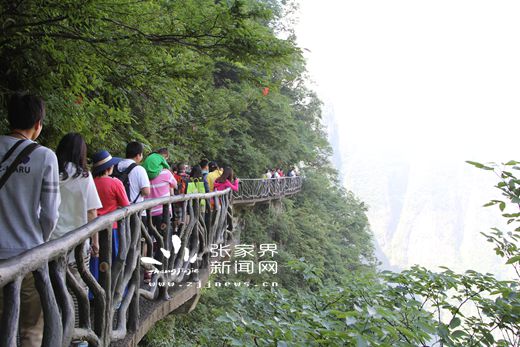 游人体验天门山顶悬崖栈道 丁云娟摄_副本.jpg