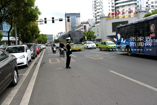 图为民警正在维护交通秩序_副本.jpg