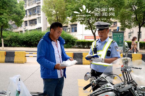 民警正在检查车辆_副本_副本.jpg