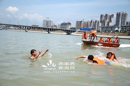 2015年5月9日，烈日下，张家界市永定区民兵舟桥骨干澧水河中奋力营救溺水青年救援演练现场（符晓嘉摄）_副本.jpg