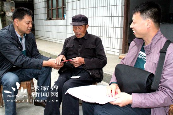 张家界永定区民政工作人员正在给在乡老复员军人发放慰问金（田贵学摄）2_副本.jpg