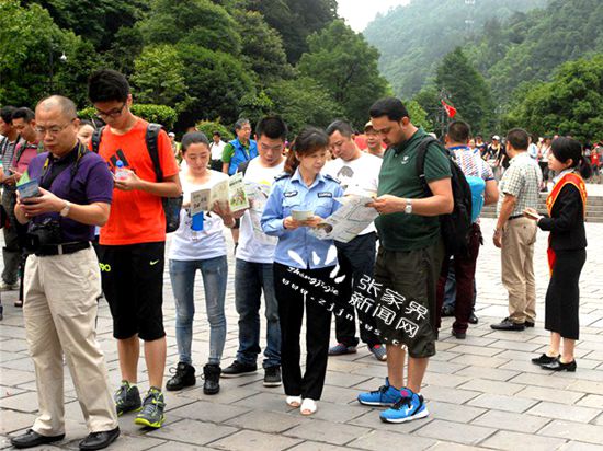 向游客介绍旅游安全知识 郑海燕 摄_副本.jpg