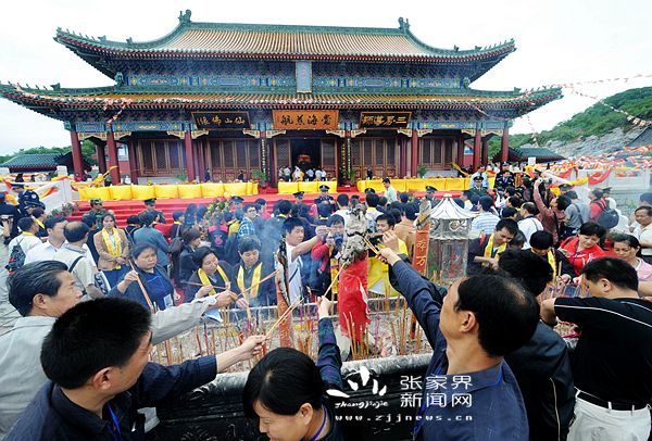 天门山寺香客如云 小龙摄_副本.jpg