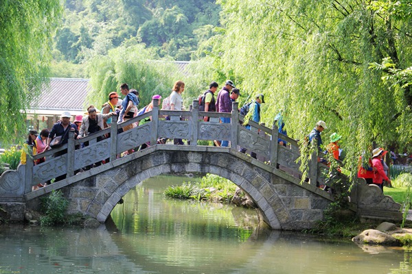 中外游客汇集黄龙洞景区.jpg