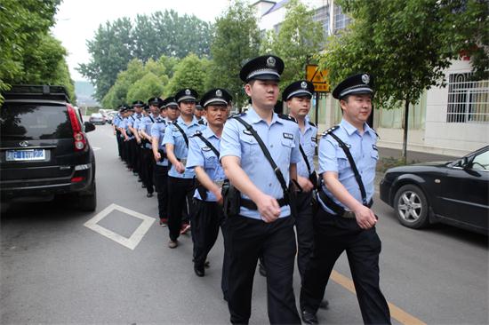 街面巡逻防控组携带枪弹和必要的防护装备屯警街面.jpg