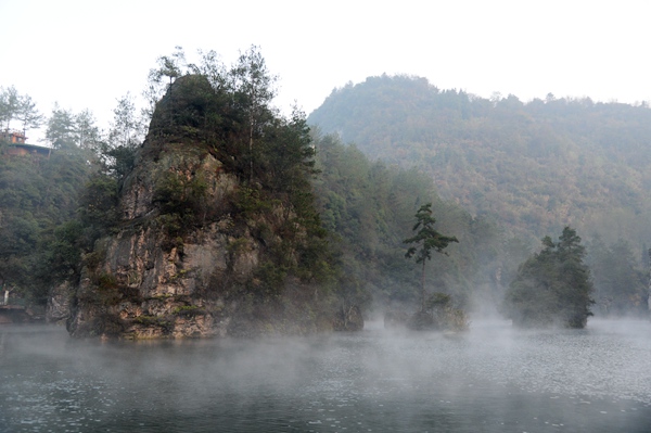 宝峰湖“悬湖山”.jpg