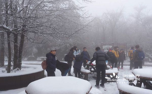 1月11日，天门山顶冰雪世界 覃遵伟摄_副本_副本.jpg