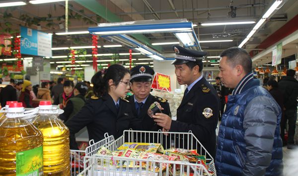 图为市食药监局党组成员、副局长赵和荣（右二）在梅尼购物中心检查食品安全情况。朱朝锋摄。_副本.jpg