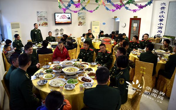 官兵和家属在营区过团圆年吃年夜饭观看春晚_副本.jpg