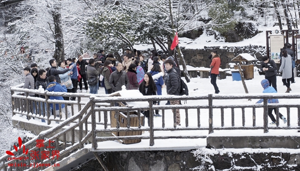 元宵节，张家界天门山迎瑞雪云海奇景，游人惊喜“正月十五雪打灯” 朱芳幸摄 (9).JPG