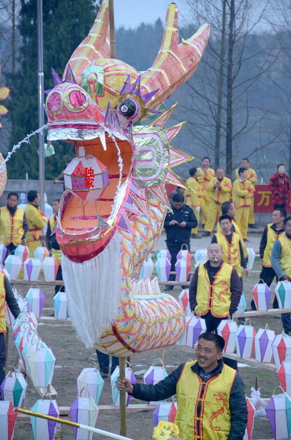 慈利龙潭河板板龙灯"巨龙"画"福"