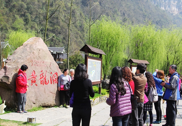 一批马来西亚客人在景区参观.jpg