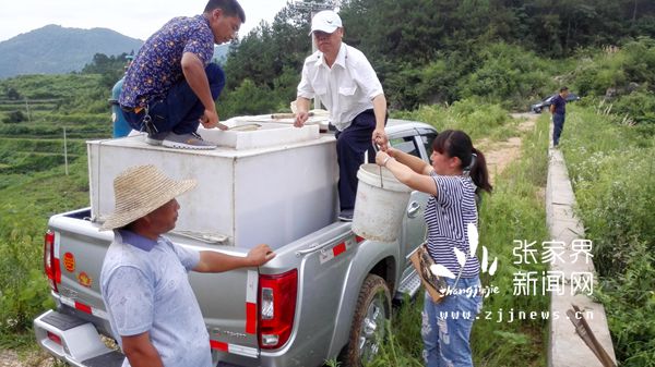 精准扶贫建档立卡户瞿庆丽用桶接鱼苗_副本.jpg