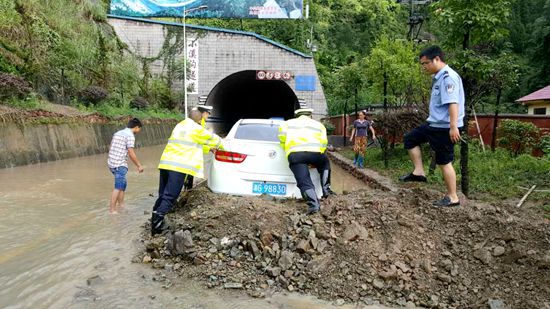 交警 民警正在救援中.jpg