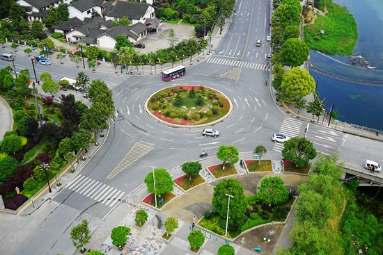 道路环岛绿植环绕