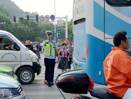 交警 车流中护送学生过马路.JPG