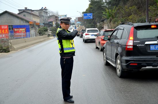 民警正在指挥疏导交通.jpg