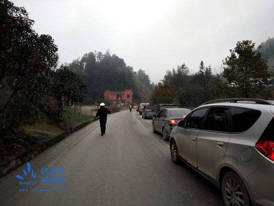 车流中的“飞跑队”_副本.jpg