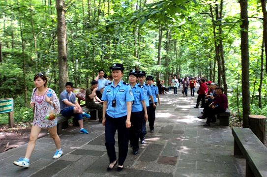 女子巡逻中队巡逻在景区游道上巡逻.jpg