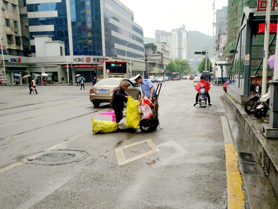 民警帮老人捡拾撒落的破烂.jpg