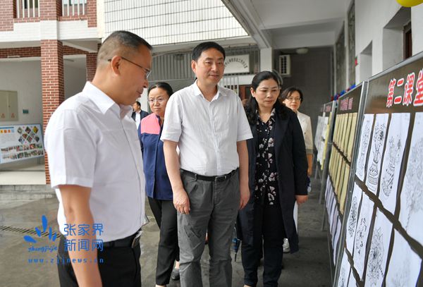 市长在市直机关直属幼儿园和大庸桥小学走访慰问 (2)_副本.jpg