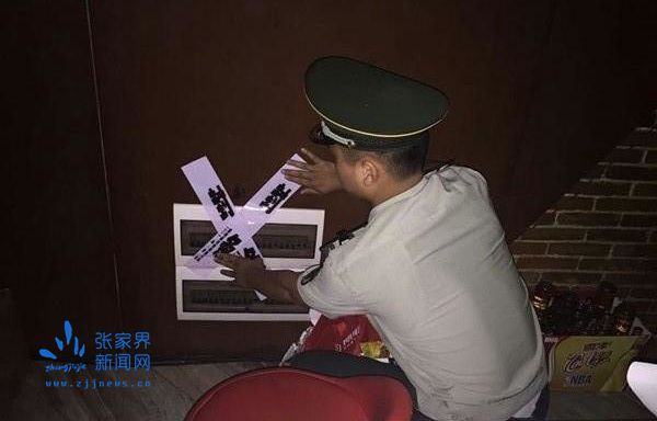 消防官兵在对违规场所进行查封_副本.jpg