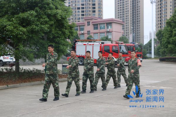 消防官兵在加强消防安全巡视_副本.jpg