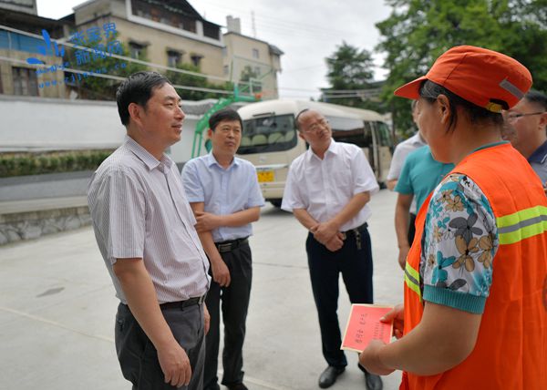 王志刚七一前夕走访慰问贫困党员和职工