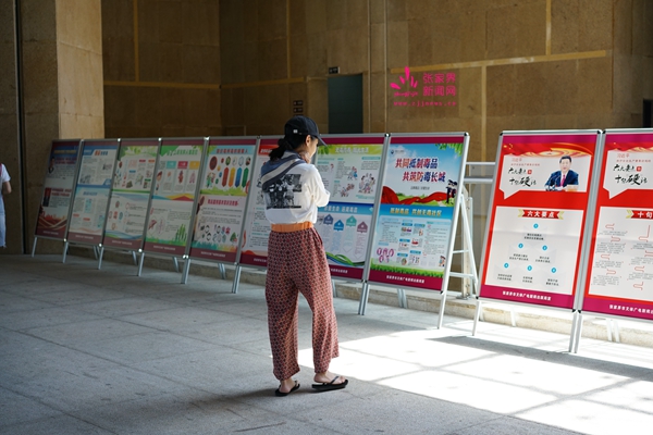 一名观众在市博物馆安全生产展区展板前了解安全生产知识.jpg