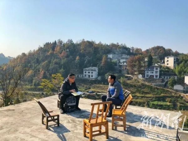 饰)与都市女记者沙鸥(袁姗姗 饰)在澧水市庸城县碗米溪村参与精准扶贫