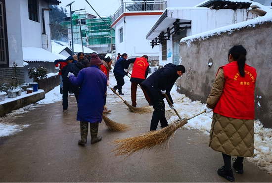 清扫黄家坪村入村主干道的积雪.jpg