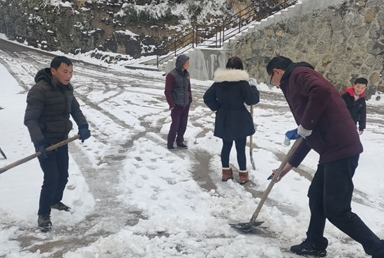 群众也自发投入到“扫雪铲冰行动”中.jpg