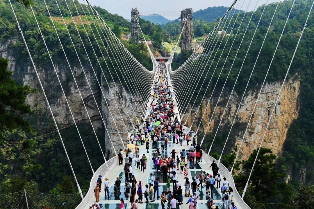 作为世界桥梁景观的奇迹,张家界大峡谷玻璃桥创造了最长玻璃桥面人行