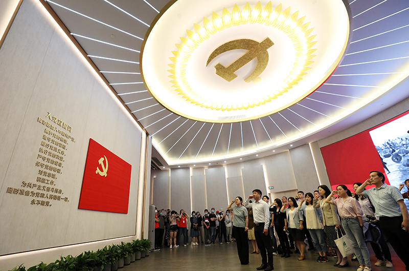2021年6月3日，党员在上海中共一大纪念馆重温入党誓词。