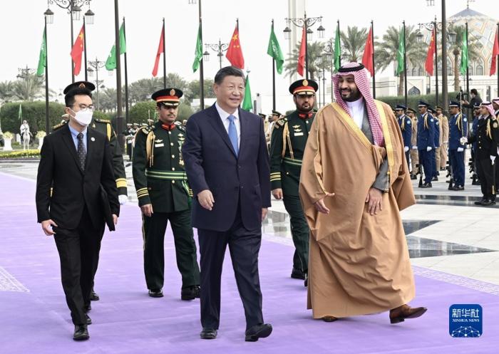 当地时间12月8日中午，沙特王储兼首相穆罕默德代表国王萨勒曼为正在沙特进行国事访问的国家主席习近平在利雅得王宫举行欢迎仪式。新华社记者 谢环驰 摄 图片来源：新华社