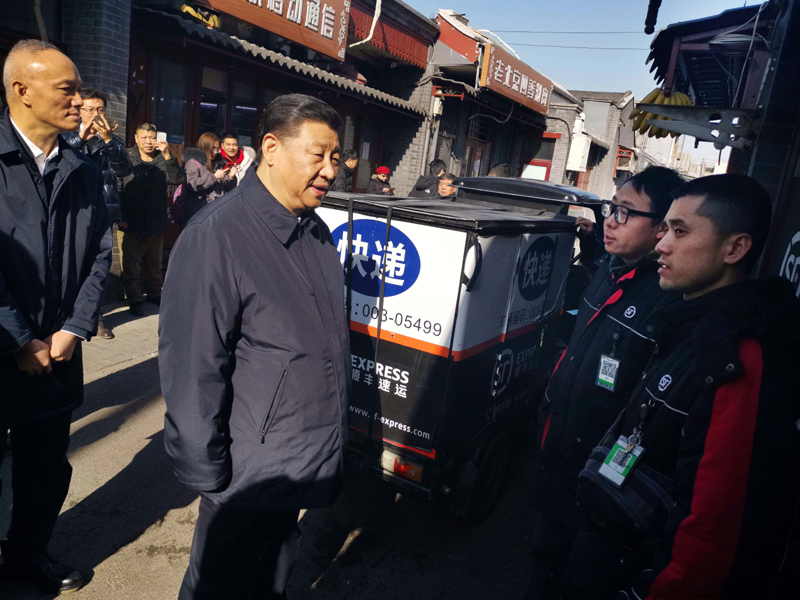 2019年2月1日，习近平总书记在北京前门石头胡同的快递服务点，看望仍在工作的“快递小哥”。