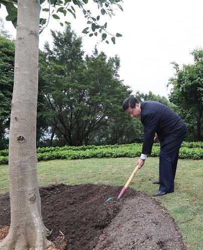 2012年12月7日至11日，习近平在广东省考察工作。这是8日上午，习近平在深圳莲花山公园种下一棵高山榕树。新华社记者 兰红光 摄