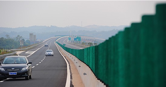 潭衡西高速按双向四车道高速公路标准建设,设计速度100公里/小时.