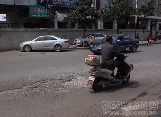 121212摩托车避开道路坑洞_副本.jpg