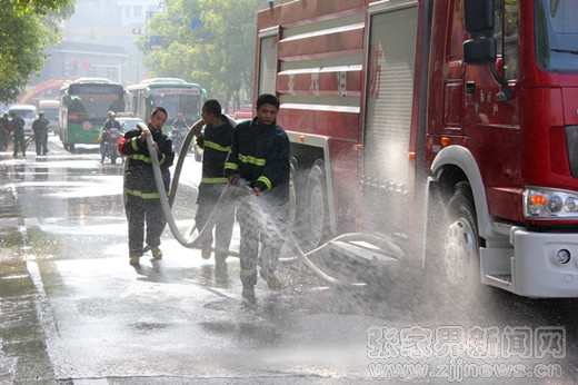 消防官兵冲洗路面.jpg