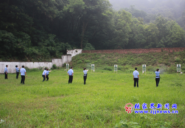 永定分局民警进行实弹射击 拷贝.jpg