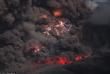 印尼火山喷发犹如末世：漫天火山灰中爆发雷暴